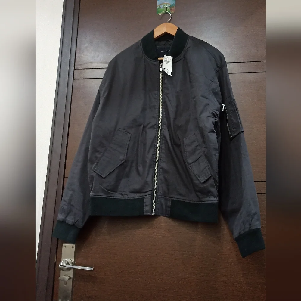 Abercrombie & Fitch - Picture 6 of 9